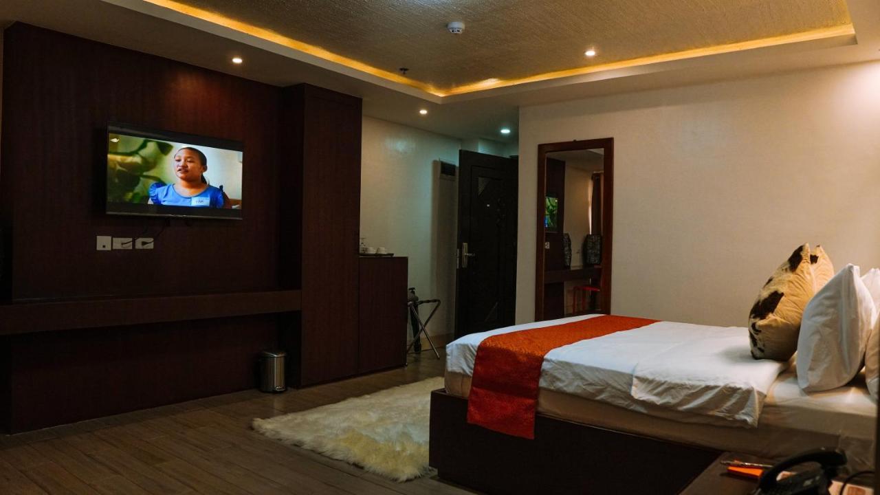 Aya Hotel & Residences Clarin  Esterno foto